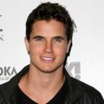 Robbie Amell