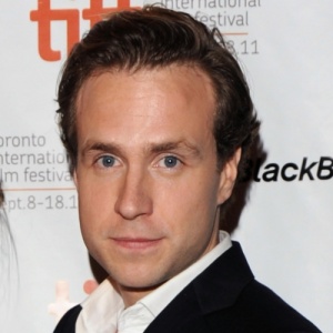 Rafe Spall, Toni en La fiebre de los ricos