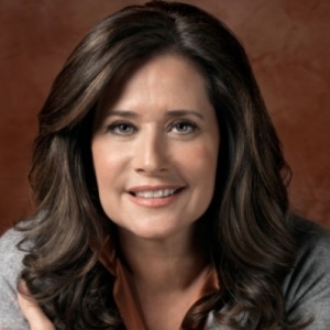 Lorraine Bracco, Martha en La fiebre de los ricos