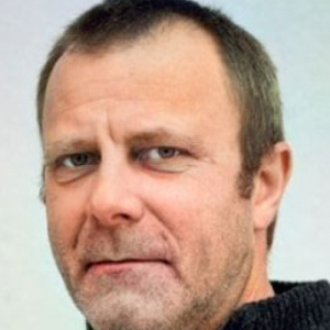 Svein Roger Karlsen, Knut Holstad en La isla del salmón y la discordia