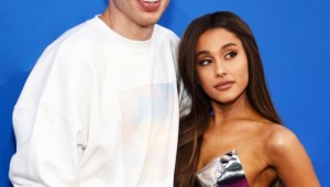 Ariana Grande se borra su tatuaje de Pete Davidson