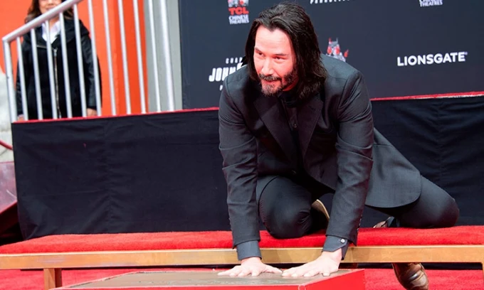 El actor Keanu Reeves inmortalizó sus huellas y su firma en el Paseo de la Fama de Hollywood