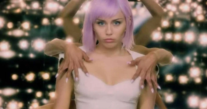 Amor, privacidad, sexo, trabajo y Miley Cyrus: el tráiler sobre las tres potentes historias de la nueva temporada de Black Mirror