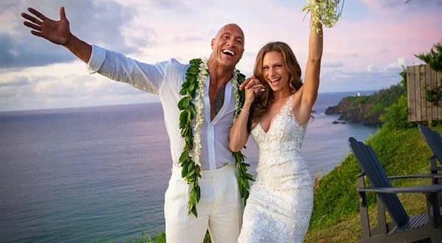 Dwayne Johnson y Lauren Hashian el día de su boda en Hawai