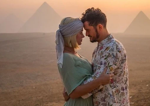 Katy Perry celebra su cumpleaños con Orlando Bloom en las pirámides de Egipto