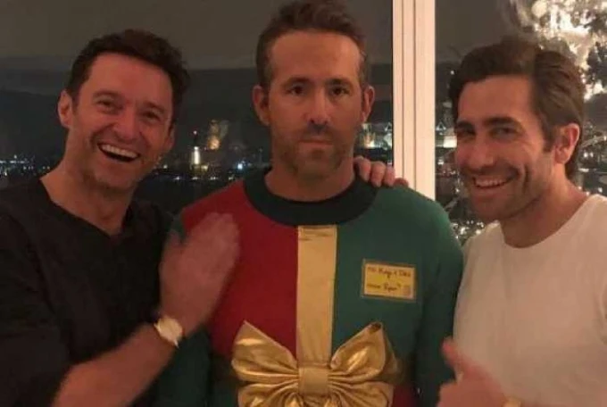 Ryan Reynolds le devuelve a Hugh Jackman la broma del jersey navideño