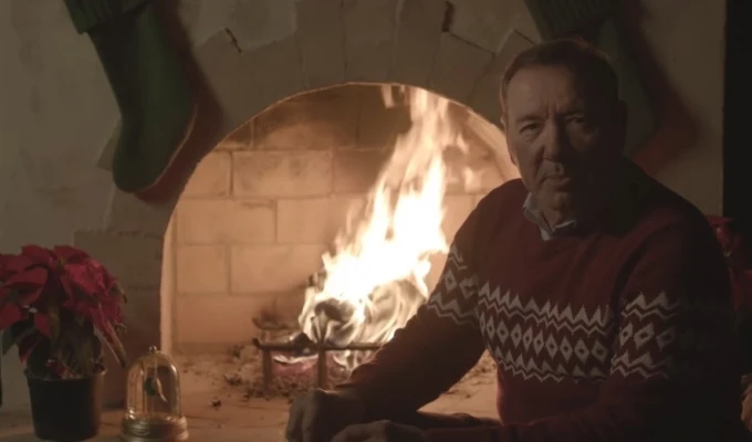 Kevin Spacey publica un ominoso video de Nochebuena como su personaje de 'House of Cards'