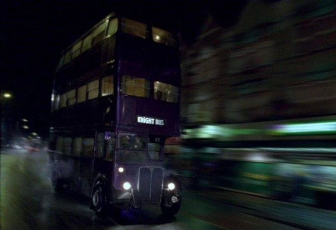 Reutilizan el autobús de 'Harry Potter' para ayudar en la emergencia sanitaria