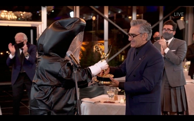 Eugene Levy recogiendo uno de sus galardones