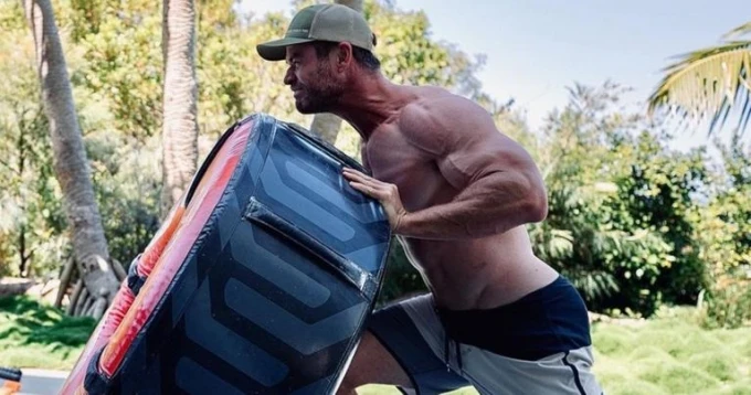 Chris Pratt le pide a Chris Hemsworth que deje de hacer ejercicio y gane peso para rodar 'Thor 4'