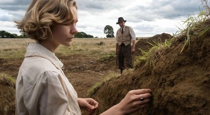 Ralph Fiennes excavará en nuestros corazones en 'La excavación' de Netflix