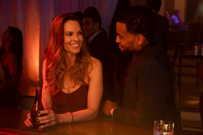 Hilary Swank y Michael Ealy suben la temperatura de la pantalla en el tráiler de 'Fatale'