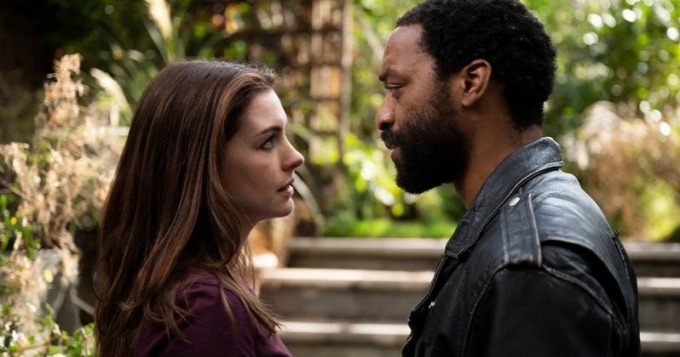 'Locked Down': Anne Hathaway y Chiwetel Ejiofor llevan a cabo un robo durante la cuarentena