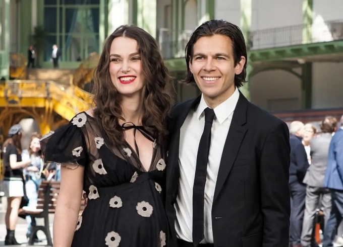 Keira posando junto a su marido, James Righton