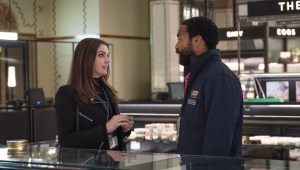 'Confinados': Anne Hathaway y Chiwetel Ejiofor, una ruptura en tiempos de cuarentena