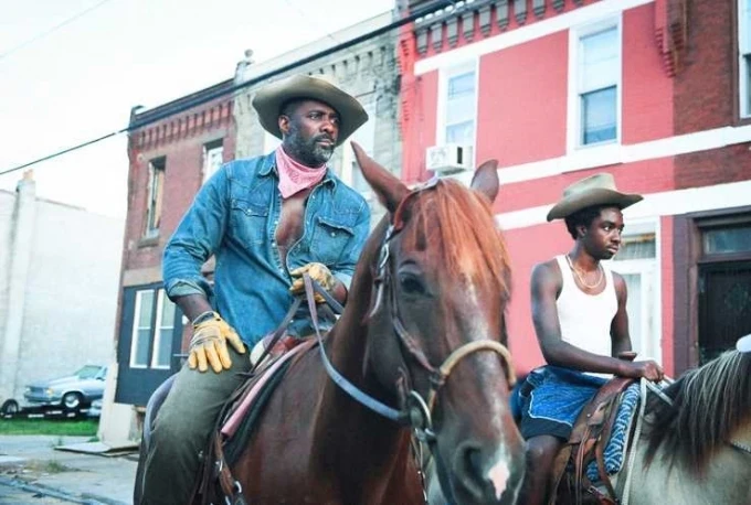 'Cowboy de asfalto': Idris Elba, un vaquero urbano en Netflix