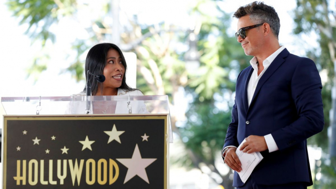 Yalitza entregando la estrella de Hollywood