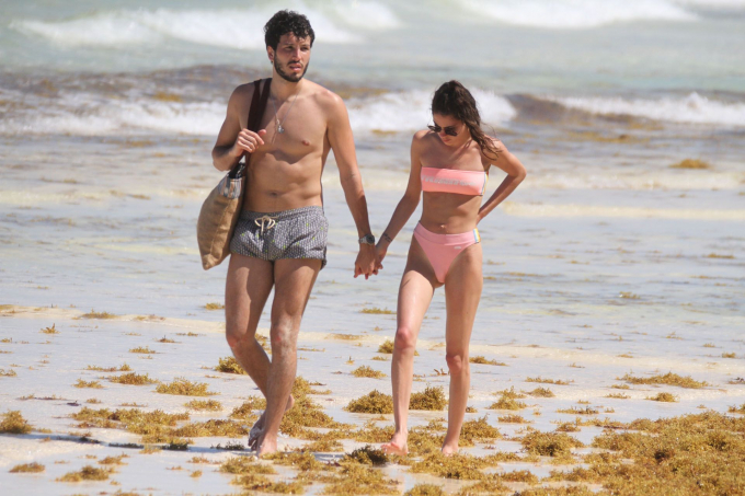 Yatra y Tini paseando por la playa