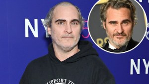 Joaquin Phoenix estrena extraño corte de pelo a medio afeitar