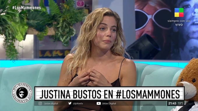 La actriz argentina Justina Bustos luce espectacular vestido de transparencia