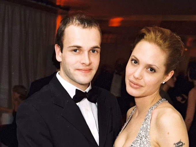 Angelina Jolie se reencuentra con su primer marido, Jonny Lee Miller