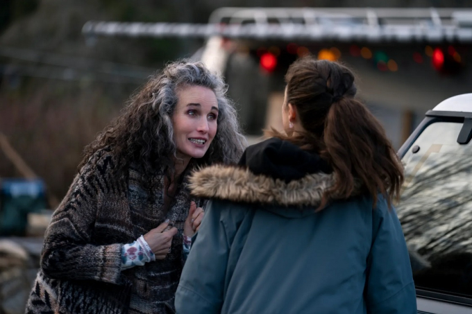 Andie MacDowell reivindica sus canas comparándolas con las de George Clooney