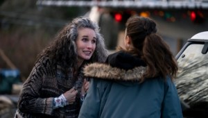 Andie MacDowell reivindica sus canas comparándolas con las de George Clooney