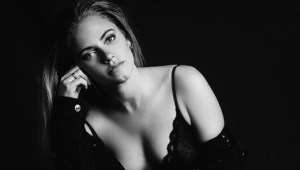 ¿Quién es Carmen Vique, la actriz que interpreta a Lourdes en la serie  'El Pueblo'?