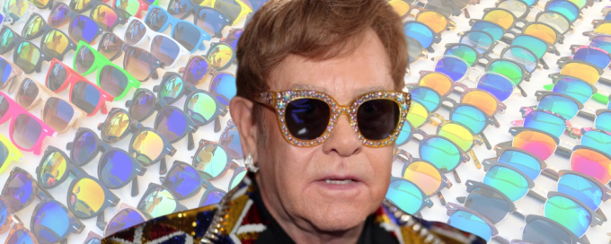 Elton John superó el alcohol, pero las gafas le persiguen