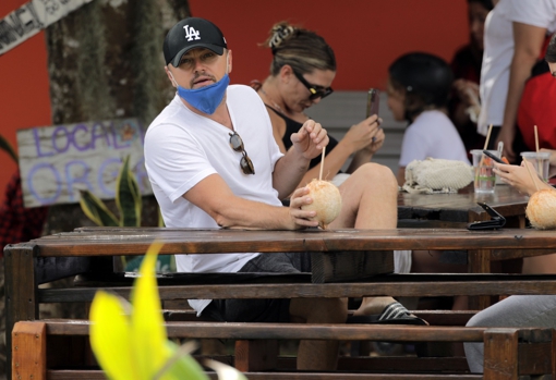 DiCaprio esperando por su novia 