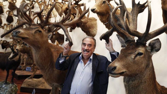 Marcial Gómez Sequeira posando con algunas de sus capturas