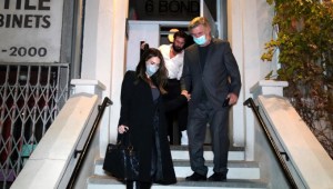 Alec e Hilaria Baldwin cenan en NYC en medio de la demanda por el mortal tiroteo de 'Rust'