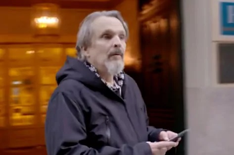 Miguel Bosé a su salida del hotel