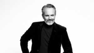 Miguel Bosé acosado por la prensa española