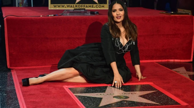 Salma Hayek recibe su estrella en el Paseo de la Fama