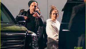Jennifer Lopez y Ben Affleck son vistos aterrizando en Los Ángeles en un avión privado
