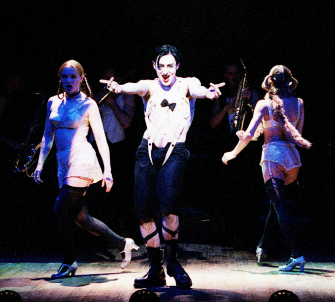 El actor Alan Cumming en una representación de la obra Cabaret