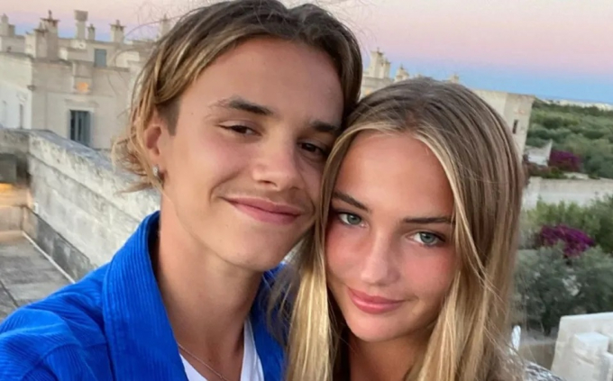 Romeo Beckham pillado con su novia en una cita en Londres