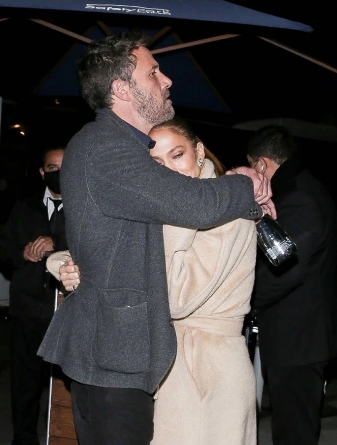 Jennifer Lopez y Ben Affleck se abrazan en una cita romántica en Beverly Hills