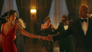 Gal Gadot pensó que Dwayne Johnson iba a 'aplastarle' los dedos de los pies durante la escena de baile en 'Alerta Roja'