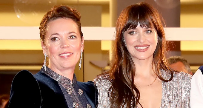 Dakota Johnson le hace su primer tatuaje a Olivia Colman