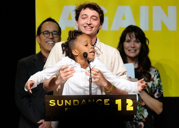 El director con una joven Jonshel en el Festival de Sundance