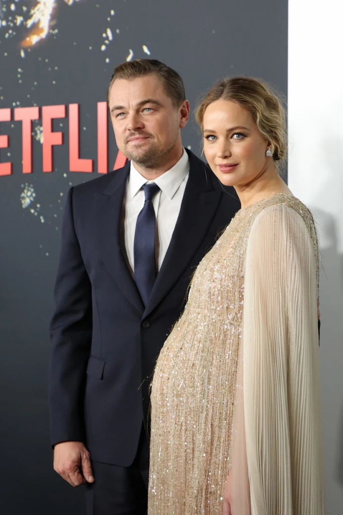 La embarazada Jennifer Lawrence luce un increíble vestido dorado para el estreno de 'Don't Look Up'