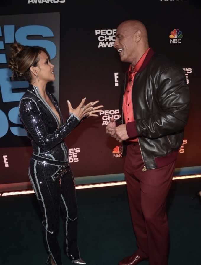 Halle Berry y Dwayne Johnson se reúnen en los People's Choice Awards 2021 