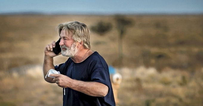 Imagen del momento en el que a Baldwin le comunican la muerte de Hutchins