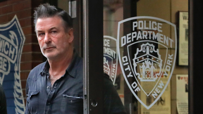 Emiten una orden de registro del teléfono de Alec Baldwin