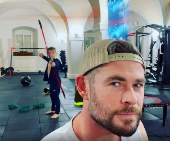 El Hijo de Chris Hemsworth está entrenando para ser el próximo Hawkeye de Marvel