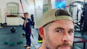 El Hijo de Chris Hemsworth está entrenando para ser el próximo Hawkeye de Marvel
