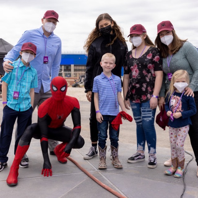 Holland y Zendaya posando con el pequeño héroe y su familia