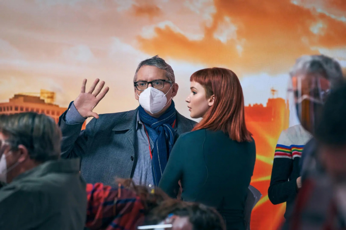 Adam McKay aclara por qué aparece un equipo de rodaje con mascarillas en 'No mires hacia arriba'